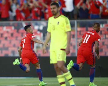 Alexis abrió la cuenta con una obra de arte de tiro libre