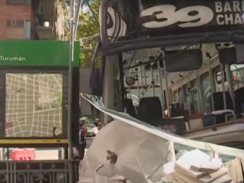 Colectivo embiste pila de baldosas y deja 10 heridos