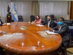Una de las reuniones del Gobierno y la misión del FMI.