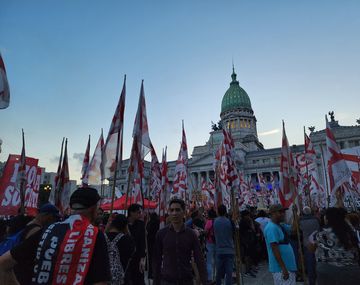 Miles de manifestantes protestan contra el ajuste de Javier Milei ante un Congreso militarizado