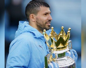 La broma del Kun Agüero en la premiación de la Premier League: Dale que pesa la copa