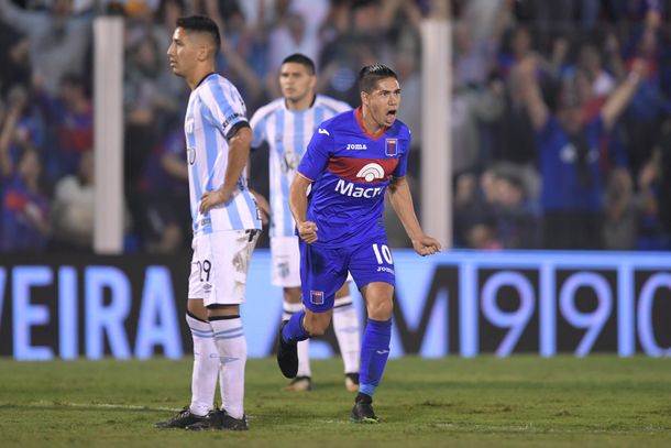 Cachete Morales celebra su gol frente a Atlético Tucumán