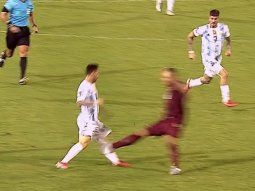 ¡Casi lo lesiona! La patada criminal a Lionel Messi