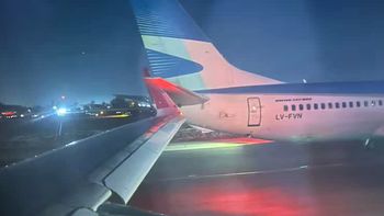 El choque se produjo en la parte trasera del avión de Aerolíneas Argentinas