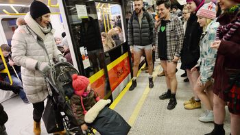 Neoyorquinos viajan en subte sin pantalones como parte de un evento mundial Neoyorquinos viajan en subte sin pantalones como parte de un evento mundial
