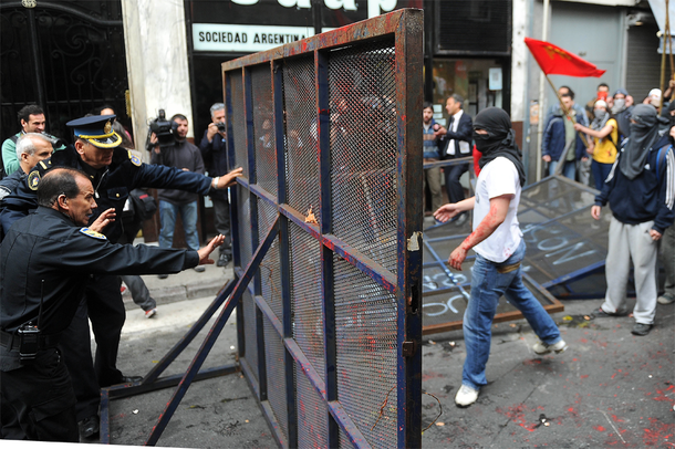 Tensión entre estudiantes y la policía en el rectorado de la UBA