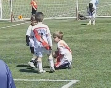 El niño interrumpió el partido para ayudar a su rival