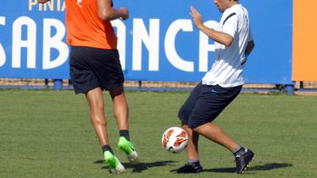 riquelme se entreno con los titulares y acelera el regreso riquelme se entreno con los titulares y acelera el regreso