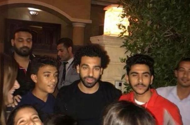 Mohamed Salah tuvo que llamar a la Policía para salir de su casa: ¿qué pasó?
