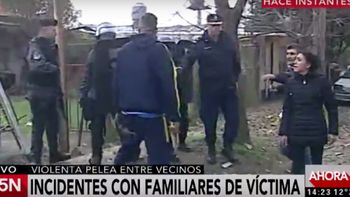 video: vecinos intentaron agredir a un detenido y se enfrentaron a la policia video: vecinos intentaron agredir a un detenido y se enfrentaron a la policia
