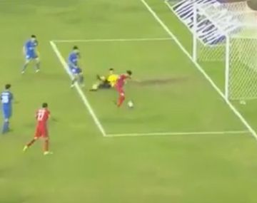 Era un gol imposible de errar...pero este jugador chino lo erró