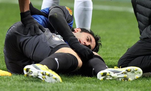 Una maldición que no termina: Diego Milito se volvió a lesionar