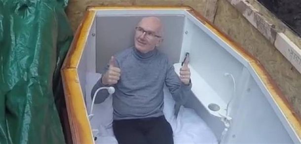 Se enterró vivo durante 3 días para dar consejos desde el ataúd&nbsp;