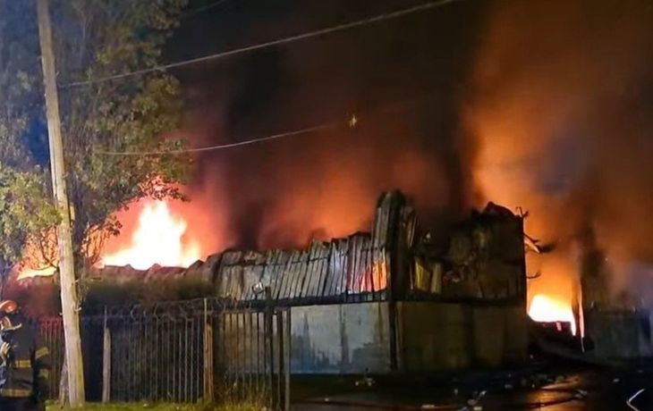 Un incendio destruye una fábrica de plásticos