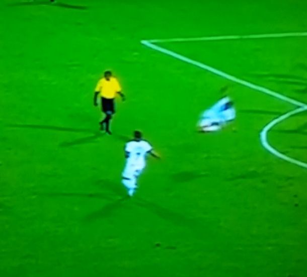 ¿Qué quiso hacer? Un jugador le pegó una terrible patada ¡al aire!
