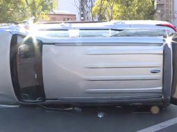 impresionante choque y vuelco provoco un caos en la avenida general paz impresionante choque y vuelco provoco un caos en la avenida general paz