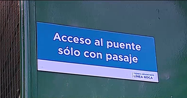 El muro de Temperley: restringen el acceso de un puente y sólo se puede cruzar con boleto