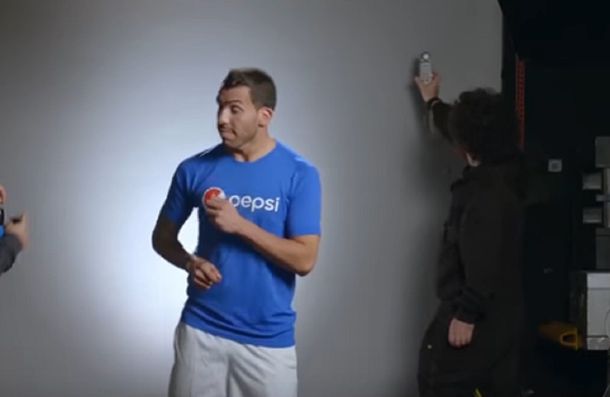 A puro baile: Tevez volvió a mostrar sus pasos para una publicidad