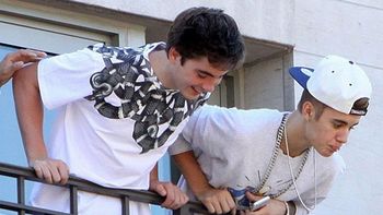 increible: bieber escupio a fans desde el balcon de un hotel increible: bieber escupio a fans desde el balcon de un hotel