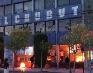 Trelew: incendiaron el diario El Chubut en medio de protestas antimineras