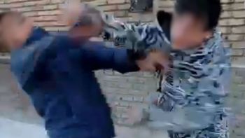 Los adolescentes se enfrentaron a las piñas Los adolescentes se enfrentaron a las piñas