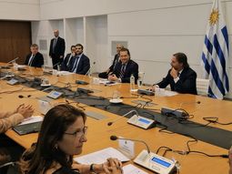 El presidente Luis Lacalle Pou se reunió con sus ministros y planteó la idea de redondear la gestión en este 2024. El presidente Luis Lacalle Pou se reunió con sus ministros y planteó la idea de redondear la gestión en este 2024.