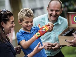 un chico frances sin mano recibe una protesis hecha con una impresora 3d un chico frances sin mano recibe una protesis hecha con una impresora 3d