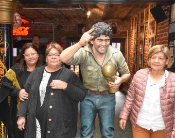 Las hermanas de Diego Maradona visitaron el bar temático que lo homenajea
