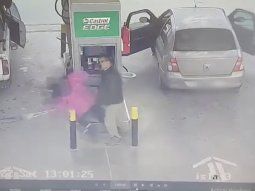 Se quejó porque no lo atendían y le dio un cabezazo al playero