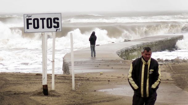 Una típica postal de Mar del Plata copada por el viento