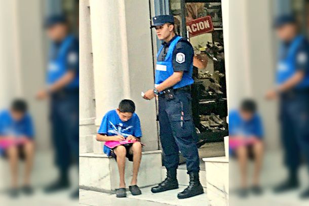 La historia de la foto que emociona: el policía que ayuda a estudiar a un nene