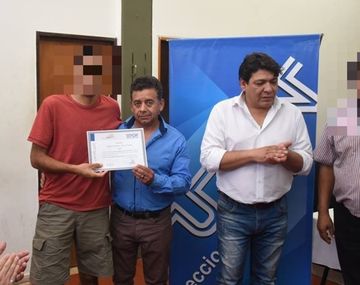 Al centro, de camisa celeste, Enrique Cortés, el funcionario.