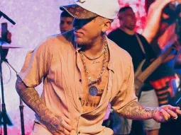 El Polaco festejó sus 17 años en la música con varios invitados, incluida Karina