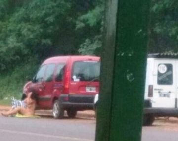 Se desnudó para que su novio que vuelva con ella