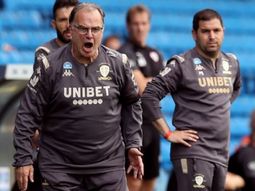 el festejo de marcelo bielsa despues de ascender a la premier league el festejo de marcelo bielsa despues de ascender a la premier league