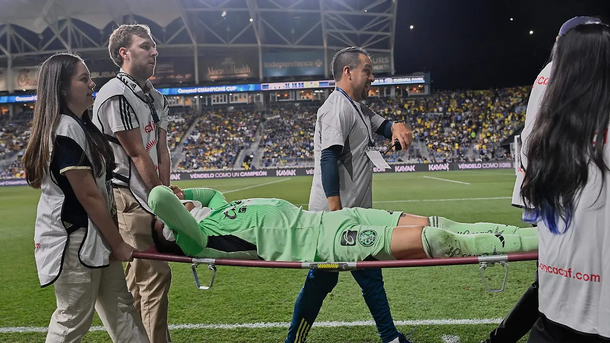 Luis Ángel Malagón se retira en camilla del América vs. Philadelphia Union.