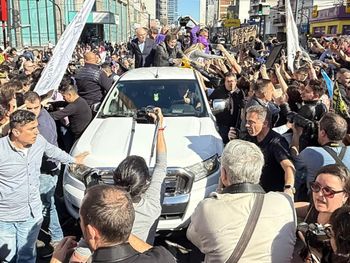 La camioneta que trasladó a Javier Milei por Lomas de Zamora tiene 213 multas que suman $41 millones