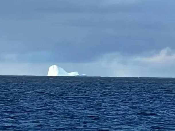 Un iceberg apareció cerca de la costa de Ushuaia.