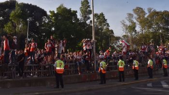 locura total: el banderazo con el que miles de hinchas de river despidieron a su equipo locura total: el banderazo con el que miles de hinchas de river despidieron a su equipo