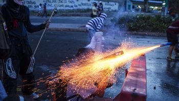 cinco horas de batalla campal en las calles de caracas