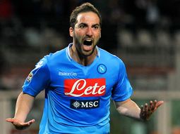 higuain marco un hat-trick en la goleada del napoli higuain marco un hat-trick en la goleada del napoli
