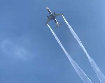 Un avión liberó combustible sobre una escuela en un aterrizaje de emergencia: al menos 60 heridos
