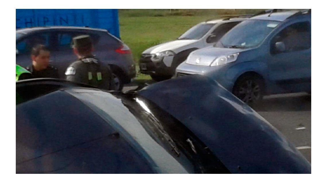 Violento choque en la autopista Buenos Aires La Plata volcó un camión