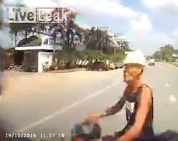 Choque entre una moto y un vehículo en Tailandia