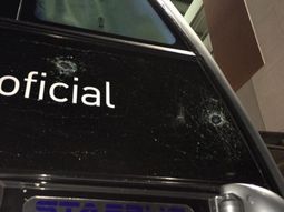 hinchas de lanus tiraron piedras al micro de river hinchas de lanus tiraron piedras al micro de river