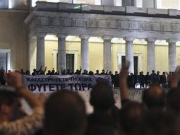 miles de griegos protestan en rechazo a los nuevos recortes miles de griegos protestan en rechazo a los nuevos recortes