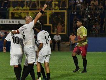 Néstor Pitana tuvo su partido de despedida