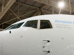 amazon presenta el primer avion de su flota prime air amazon presenta el primer avion de su flota prime air
