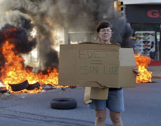 Una de las protestas contra Edesur por falta de suministro