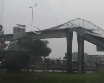 Por el temporal, cayó un puente peatonal en el acceso oeste frente al Hospital Posadas